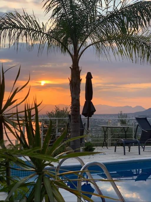 Marine'S Lux Villa:Golden Sunset カラマタ エクステリア 写真